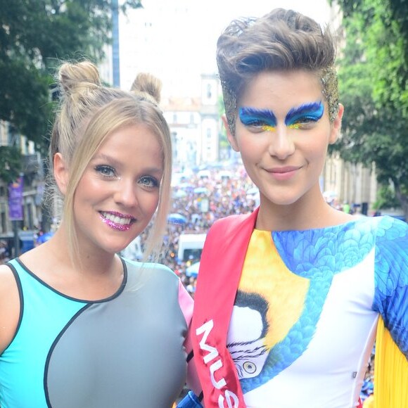 Isabella Santoni se encontrou com Gabi Lopes no Bloco das Poderosas, no centro do Rio de Janeiro