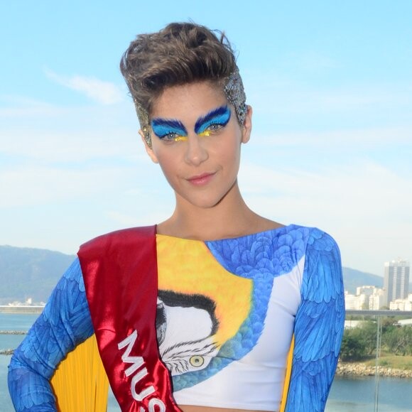 Isabella Santoni desfilou como musa do Bloco das Poderosas