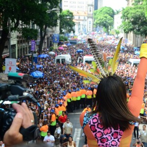 Anitta comandou seu trio na manhã deste sábado, 4 de março de 2017