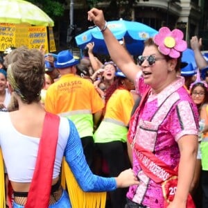 Isabella Santoni e David Brazil se divertiram na rua no Bloco das Poderosas