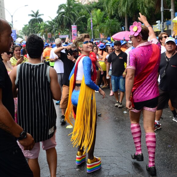 Isabella Santoni foi para a rua curtir o bloco