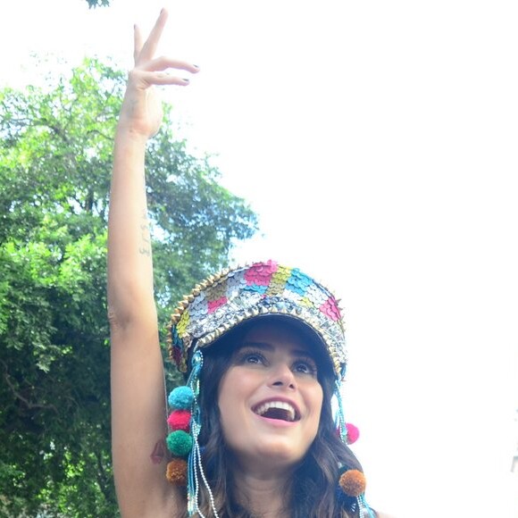 Thaila Ayala se divertiu em trio elétrico do Bloco das Poderosas