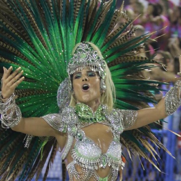 Wanessa Camargo emitiu nota em sua conta de Instagram citando a hérnia lombar: 'Veio destruir o sonho de voltar à Sapucaí para defender a escola de seu coração'