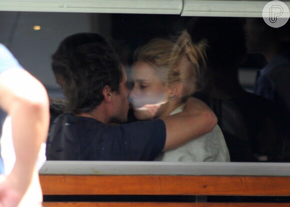 Carolina Dieckmann e o marido, Tiago Worcman, trocam beijos e carinhos em restaurante no Leblon