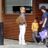 Carolina Dieckmann almoçou neste sábado, 15 de fevereiro, com o marido, Tiago Wocman, e o filho do casal, José, de 7 anos, em um restaurante do Leblon, Zona Sul do Rio de Janeiro
