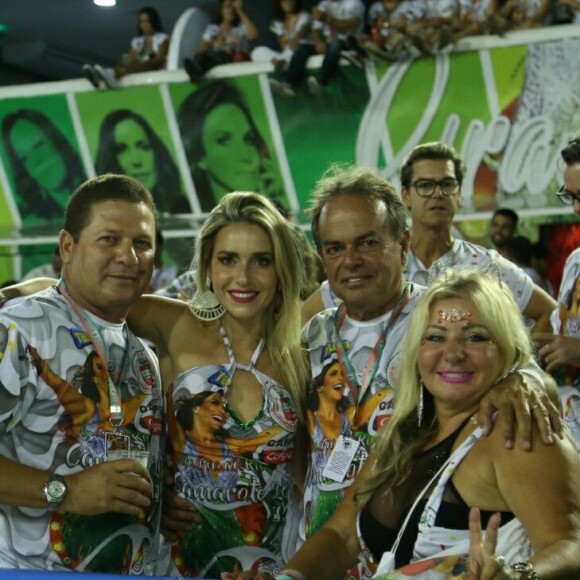 Monique Alfradique posou com a família no camarote antes de desfilar pela Grande Rio