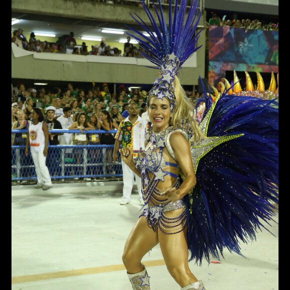 Monique Alfradique esbanjou boa forma no desfile da Grande Rio