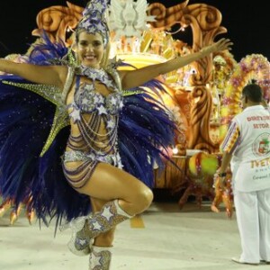 Monique Alfradique mostrou alegria no desfile da Grande Rio