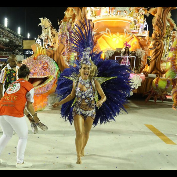 Monique Alfradique terminou o desfile descalça após a bota arrebentar