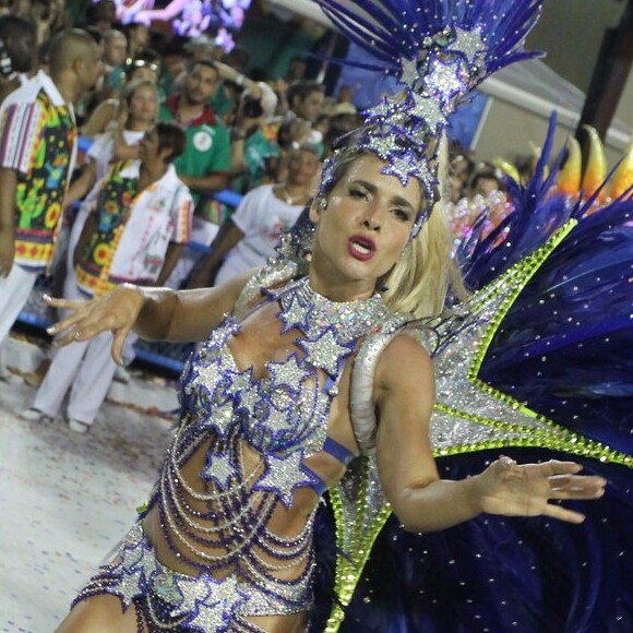 Monique Alfradique mostrou samba no pé no desfile das campeãs no Sambódromo