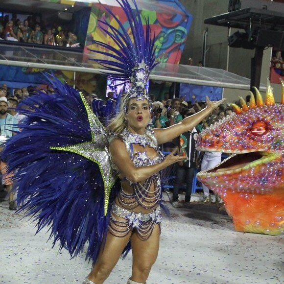 Monique Alfradique participou do desfile em homenagem a Ivete Sangalo