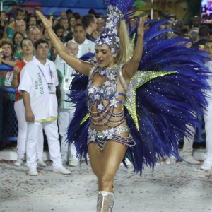 Monique Alfradique desfilou como musa da Grande Rio no desfile das campeãs na Sapucaí