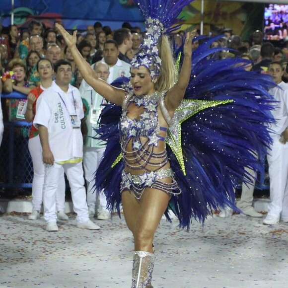 Monique Alfradique desfilou como musa da Grande Rio no desfile das campeãs na Sapucaí