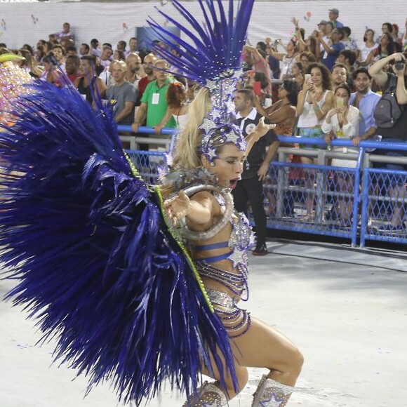 Monique Alfradique escorreu durante o desfile das campeãs da Grande Rio, na madrugada deste domingo, 5 de março de 2017