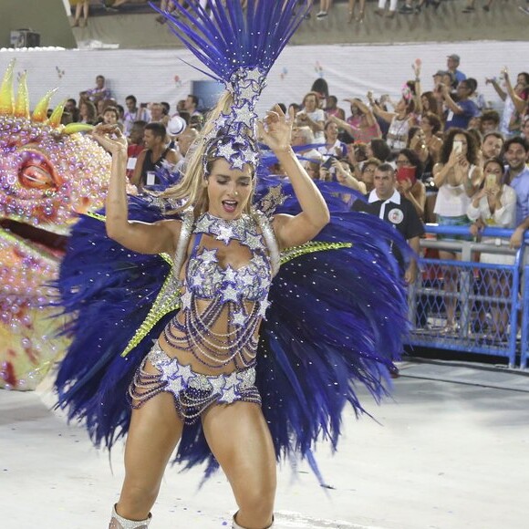 Monique Alfradique mostrou seu rebolado no desfile das campeãs na Sapucaí