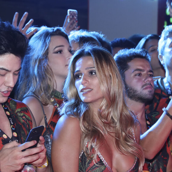 Jade Barbosa esteve em camarote da Sapucaí e, no local, trocou beijos com Raphael Sander