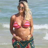 Grávida, Karina Bacchi exibe barriguinha na praia e brinca com sexo do bebê