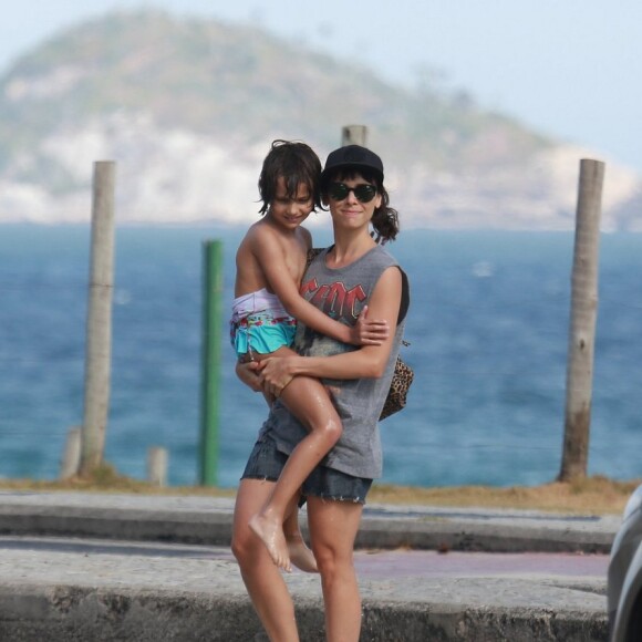 Débora Falabella é mãe de Nina, de 7 anos