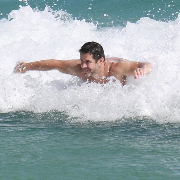 Murilo Benício brincou de pegar jacaré no mar