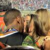 Nego do Borel trocou beijos com a namorada em um camarote na Sapucaí, no Rio de Janeiro, durante o desfile das campeãs, na madrugada do domingo, 5 de março de 2017