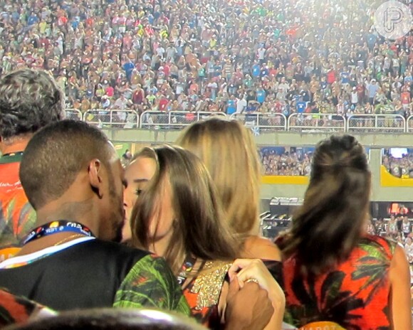 Nego do Borel trocou beijos com a namorada em um camarote na Sapucaí, no Rio de Janeiro, durante o desfile das campeãs, na madrugada do domingo, 5 de março de 2017