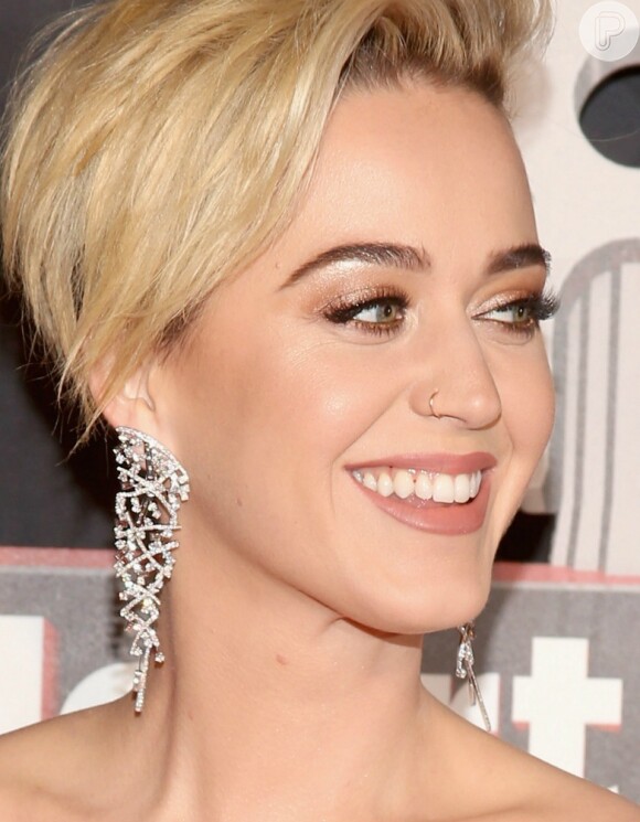 Katy Perry chamou atenção ao surgir com dentes sujos na premiação iHeartRadio Music Awards, nos Estados Unidos, em 5 de março de 2017