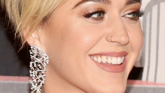 Katy Perry exibe dentes sujos em prêmio e reclama por não ser avisada: 'Quinoa'