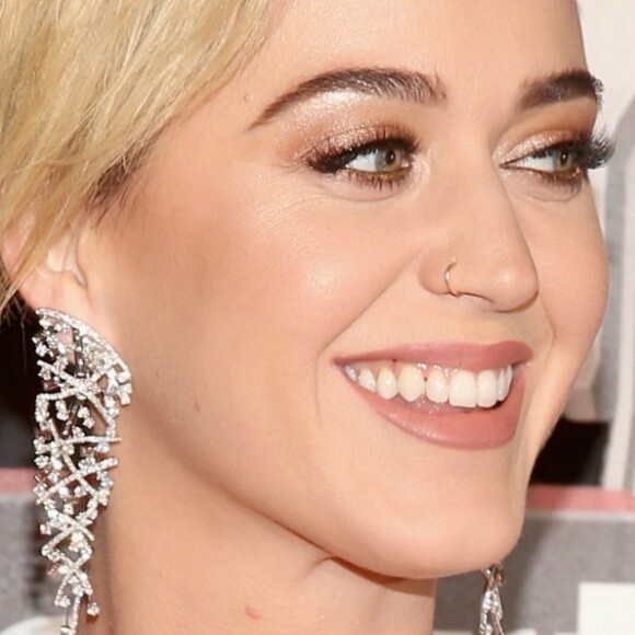Katy Perry chamou atenção ao surgir com dentes sujos na premiação iHeartRadio Music Awards, nos Estados Unidos, em 5 de março de 2017