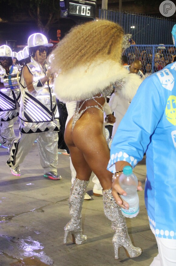 Sabrina Sato, namorada de Duda Nagle, exibiu bumbum durinho em desfile de carnaval da Unidos de Vila Isabel. Apresentadora garantiu que mesmo grávida vai desfilar em 2018