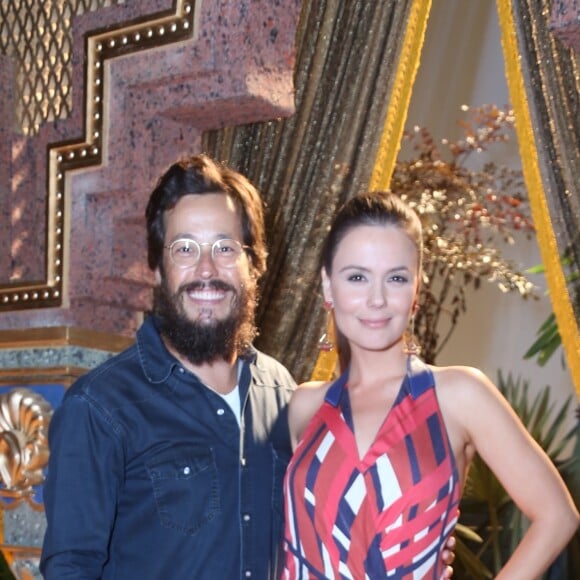 Grazielle Schmitt posa com Roger Gobeth na coletiva da novela 'O Rico e Lázaro' usando vestido Tufi Duek