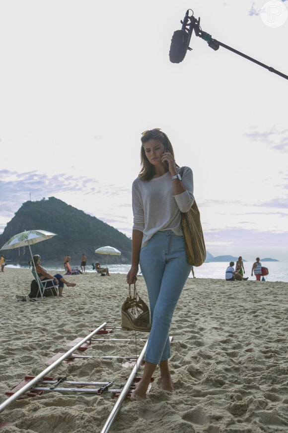Camila Queiroz esteve gravandos as cenas como a carioca Luiza, de 'Pega Ladrão', na praia de Copacabana, Zona Sul do Rio de Janeiro, na manhã desta segunda-feira, 6 de março de 2017