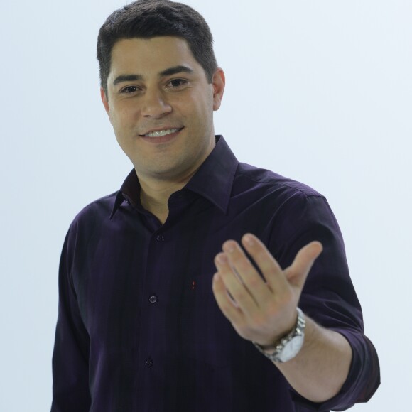 Evaristo Costa ganhou admiração dos fãs ao emprestar uma gravata para um usuário do Twitter, em 6 de março de 2017