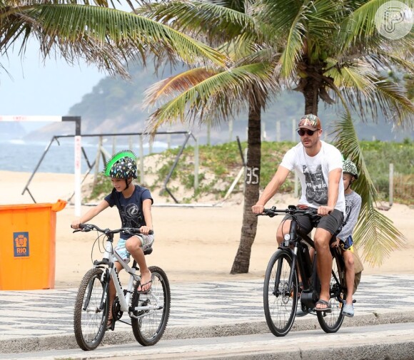 Rodrigo Hilbert pedala com os filhos, Francisco e João, em orla da praia do Leblon, no Rio de Janeiro, na manhã desta segunda-feira, 6 de março de 2016