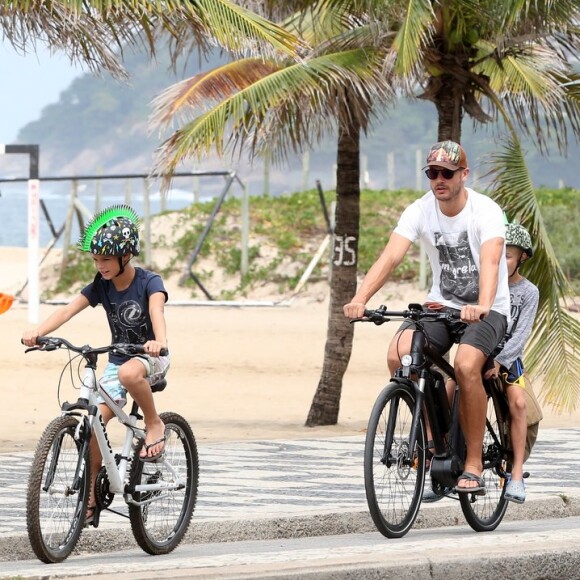 Rodrigo Hilbert pedala com os filhos, Francisco e João, em orla da praia do Leblon, no Rio de Janeiro, na manhã desta segunda-feira, 6 de março de 2016