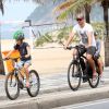 Rodrigo Hilbert e os gêmeos passeiam de bicicleta em orla da praia do Leblon, no Rio de Janeiro