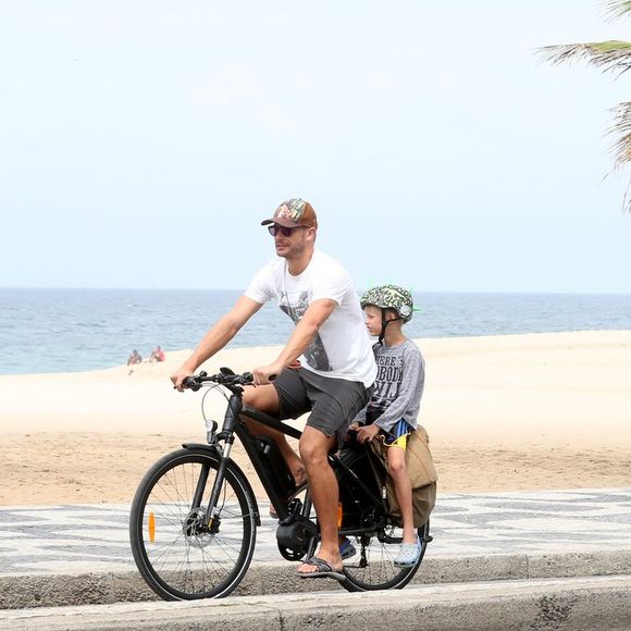 Rodrigo Hilbert chamou a atenção pelo estilo ao andar de bicicleta com óculos escuros e boné