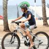 Francisco e João passeiam de bicicleta em orla da praia do Leblon, no Rio de Janeiro, na manhã desta segunda-feira, 6 de março de 2016