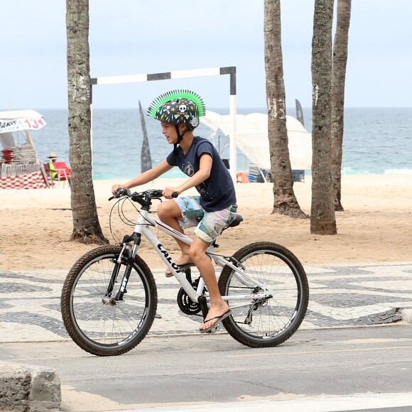 Francisco e João passeiam de bicicleta em orla da praia do Leblon, no Rio de Janeiro, na manhã desta segunda-feira, 6 de março de 2016
