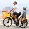 Francisco e João usam equipamentos estilosos para andar de bicleta com o pai e chamam atenção pelo capacete com moicano