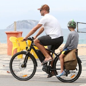 Francisco e João usam equipamentos estilosos para andar de bicleta com o pai e chamam atenção pelo capacete com moicano