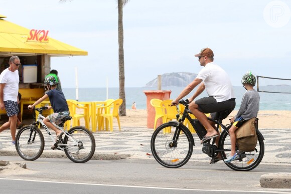 Francisco e João usam equipamentos estilosos para andar de bicleta com o pai e chamam atenção pelo capacete com moicano