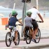 Rodrigo Hilbert e os filhos, Francisco e João, deixam a praia de bicicleta