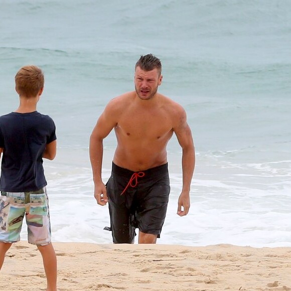 Após passeio de bicicleta, Rodrigo Hilbert dá um mergulho no mar da praia do Leblon