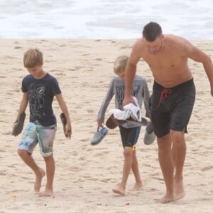Rodrigo Hilbert deixa a praia com os filhos, Francisco e João, após um mergulho no mar