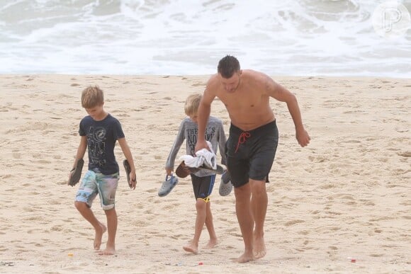 Rodrigo Hilbert deixa a praia com os filhos, Francisco e João, após um mergulho no mar