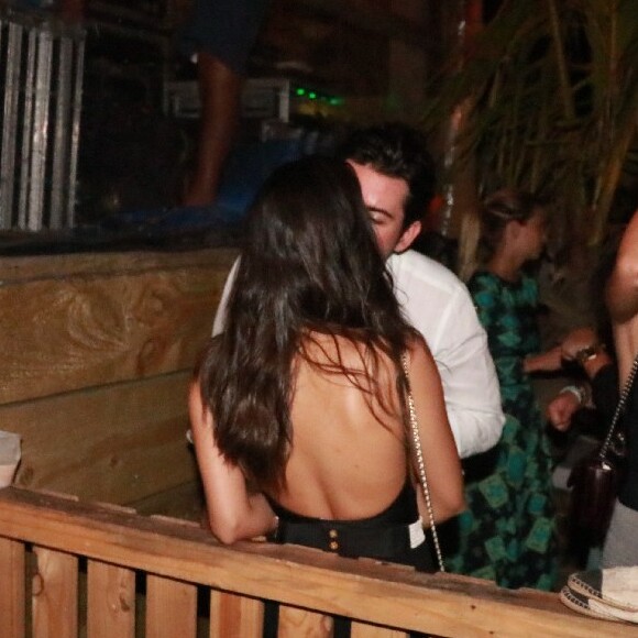 Nos dias de Carnaval, Ivens Neto foi flagrado por fotógrafos do jornal 'Extra' desanimado ao lado de Mariana Rios e chegou até dormir em pé