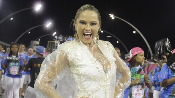 Ellen Roche samba debaixo de chuva em ensaio técnico para o Carnaval. Confira!
