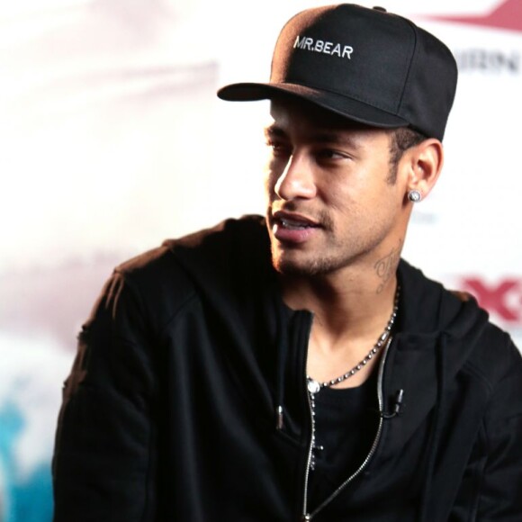 Neymar precisou pagar polichinelo e foi filmado pela namorada