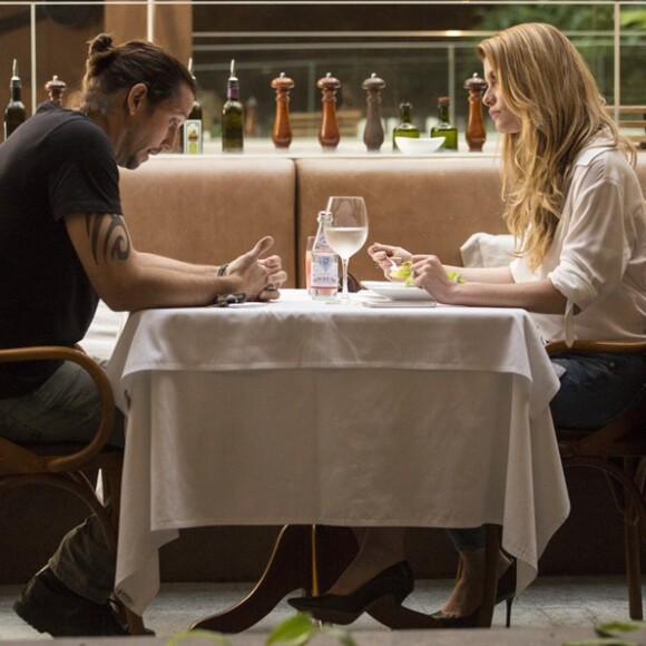 Diana (Alinne Moraes) vai ao bar em que Gui (Vladimir Brichta) está e insiste em levá-lo para casa, na novela 'Rock Story'