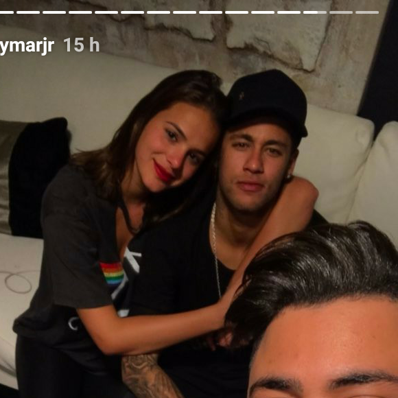 Afastada da televisão e de férias, Bruna Marquezine está em Barcelona na casa do namorado, Neymar